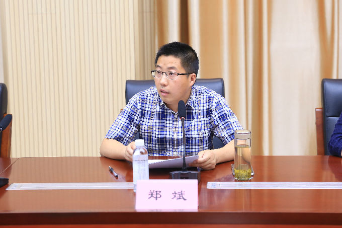 学工处处长郑斌主持会议.jpg