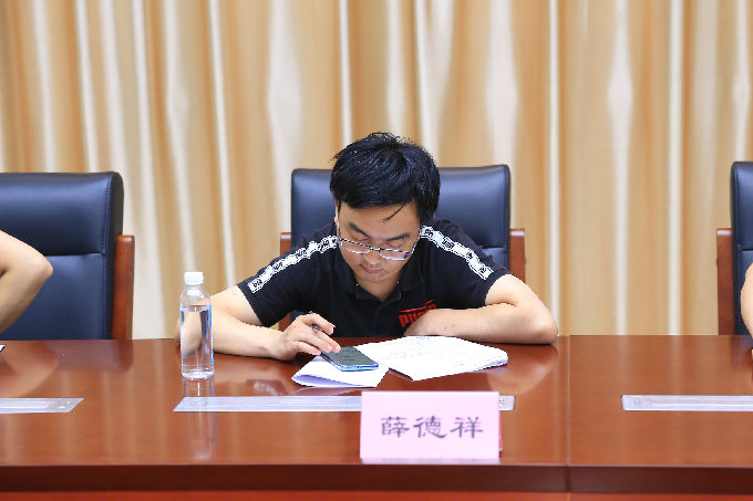 宣传处副处长薛德祥收集线上线下学生反馈并记录.jpg