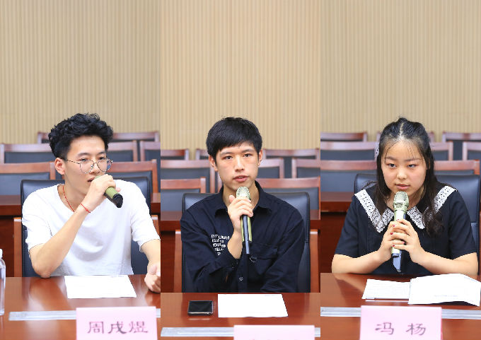 学生代表踊跃发言3.jpg